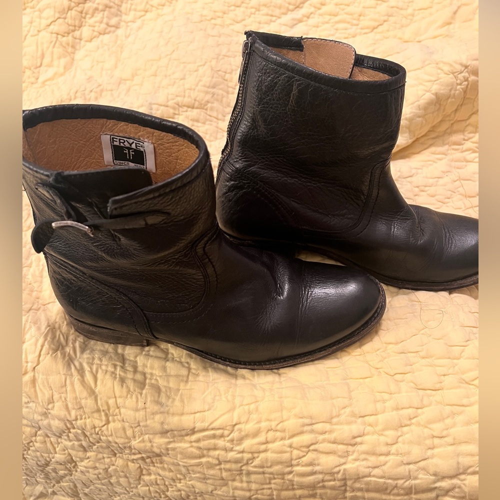 Frye black short booties 8.5 so comfy! Zipper back